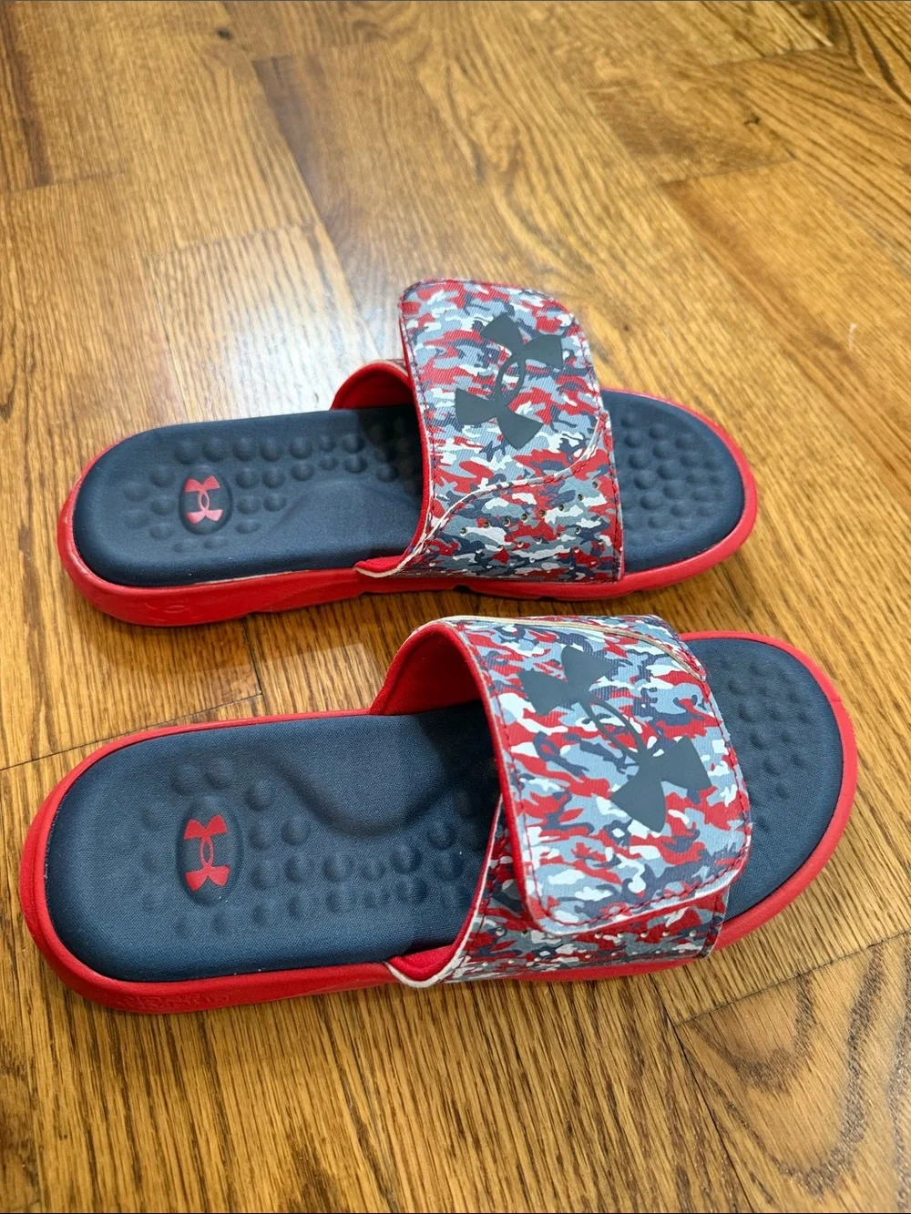 Boy’s Under Armour Flip Flops. Size 3Y. Excellent Condition.